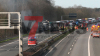 LKW bleibt nach Reifenpanne auf dem Seitenstreifen liegen, weiterer LKW krachte in stehenden LKW und geht in Flammen auf - Fahrer steigt Sekunden vorher aus seinem LKW und danach steht der LKW in Vollbrand: LKW Fahrer werden beide nur leichtverletzt. Vollsperrung voraussichtlich bis zum Nachmittag!
