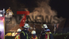 Nächtlicher Großeinsatz in Apen: Ein Bungalow stand in Flammen. PKW-Fahrer sah den Brand während der Fahrt und alarmierte die Rettungskräfte — Die Nachbarn mussten während der Löscharbeiten ihre Häuser verlassen: Hausbewohner waren im Urlaub und haben ihr Hab und Gut verloren 