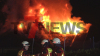 Nächtlicher Großeinsatz in Apen: Ein Bungalow stand in Flammen. PKW-Fahrer sah den Brand während der Fahrt und alarmierte die Rettungskräfte — Die Nachbarn mussten während der Löscharbeiten ihre Häuser verlassen: Hausbewohner waren im Urlaub und haben ihr Hab und Gut verloren 