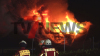 Nächtlicher Großeinsatz in Apen: Ein Bungalow stand in Flammen. PKW-Fahrer sah den Brand während der Fahrt und alarmierte die Rettungskräfte — Die Nachbarn mussten während der Löscharbeiten ihre Häuser verlassen: Hausbewohner waren im Urlaub und haben ihr Hab und Gut verloren 