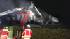 Nächtlicher Großeinsatz in Apen: Ein Bungalow stand in Flammen. PKW-Fahrer sah den Brand während der Fahrt und alarmierte die Rettungskräfte — Die Nachbarn mussten während der Löscharbeiten ihre Häuser verlassen: Hausbewohner waren im Urlaub und haben ihr Hab und Gut verloren 