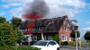 Schwarze Rauchsäule über Rheine - Großeinsatz für Feuerwehr - gewaltiges Feuer hält Feuerwehr in Atem - drei Drehleitern im Einsatz - über 120 Einsatzkräfte vor Ort: Das Feuer entfachte sich in der Nacht erneut