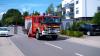 Flächenbrand breitet sich rasant aus – 1,5 Hektar Getreidefeld in Flammen - Feuer greift auf Baumfläche über - Wind entfacht schnell Großbrand, so Feuerwehr - NINA-Warnung wegen Rauch - Sichtbehinderungen durch Rauch - Luftbildaufnahmen zeigen Ausmaß des Brandes: 
