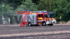 Flächenbrand breitet sich rasant aus – 1,5 Hektar Getreidefeld in Flammen - Feuer greift auf Baumfläche über - Wind entfacht schnell Großbrand, so Feuerwehr - NINA-Warnung wegen Rauch - Sichtbehinderungen durch Rauch - Luftbildaufnahmen zeigen Ausmaß des Brandes: 