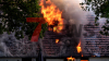 Scheune stürzt ein (ON TAPE) - Wohnhaus durch Feuer und Löschwasser unbewohnbar - 93 Kräfte kämpfen gegen Flammen - Feuerwehr setzt zwei Drehleitern zur Brandbekämpfung ein - Löschwasser wird auch aus hinter dem Haus liegendem Dortmund-Ems-Kanal bezogen: 