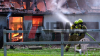 Scheune stürzt ein (ON TAPE) - Wohnhaus durch Feuer und Löschwasser unbewohnbar - 93 Kräfte kämpfen gegen Flammen - Feuerwehr setzt zwei Drehleitern zur Brandbekämpfung ein - Löschwasser wird auch aus hinter dem Haus liegendem Dortmund-Ems-Kanal bezogen: 