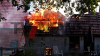 Scheune stürzt ein (ON TAPE) - Wohnhaus durch Feuer und Löschwasser unbewohnbar - 93 Kräfte kämpfen gegen Flammen - Feuerwehr setzt zwei Drehleitern zur Brandbekämpfung ein - Löschwasser wird auch aus hinter dem Haus liegendem Dortmund-Ems-Kanal bezogen: 