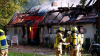 Scheune stürzt ein (ON TAPE) - Wohnhaus durch Feuer und Löschwasser unbewohnbar - 93 Kräfte kämpfen gegen Flammen - Feuerwehr setzt zwei Drehleitern zur Brandbekämpfung ein - Löschwasser wird auch aus hinter dem Haus liegendem Dortmund-Ems-Kanal bezogen: 
