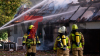 Scheune stürzt ein (ON TAPE) - Wohnhaus durch Feuer und Löschwasser unbewohnbar - 93 Kräfte kämpfen gegen Flammen - Feuerwehr setzt zwei Drehleitern zur Brandbekämpfung ein - Löschwasser wird auch aus hinter dem Haus liegendem Dortmund-Ems-Kanal bezogen: 