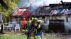 Scheune stürzt ein (ON TAPE) - Wohnhaus durch Feuer und Löschwasser unbewohnbar - 93 Kräfte kämpfen gegen Flammen - Feuerwehr setzt zwei Drehleitern zur Brandbekämpfung ein - Löschwasser wird auch aus hinter dem Haus liegendem Dortmund-Ems-Kanal bezogen: 