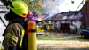 Scheune stürzt ein (ON TAPE) - Wohnhaus durch Feuer und Löschwasser unbewohnbar - 93 Kräfte kämpfen gegen Flammen - Feuerwehr setzt zwei Drehleitern zur Brandbekämpfung ein - Löschwasser wird auch aus hinter dem Haus liegendem Dortmund-Ems-Kanal bezogen: 