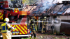 Scheune stürzt ein (ON TAPE) - Wohnhaus durch Feuer und Löschwasser unbewohnbar - 93 Kräfte kämpfen gegen Flammen - Feuerwehr setzt zwei Drehleitern zur Brandbekämpfung ein - Löschwasser wird auch aus hinter dem Haus liegendem Dortmund-Ems-Kanal bezogen: 