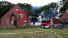 Scheune stürzt ein (ON TAPE) - Wohnhaus durch Feuer und Löschwasser unbewohnbar - 93 Kräfte kämpfen gegen Flammen - Feuerwehr setzt zwei Drehleitern zur Brandbekämpfung ein - Löschwasser wird auch aus hinter dem Haus liegendem Dortmund-Ems-Kanal bezogen: 