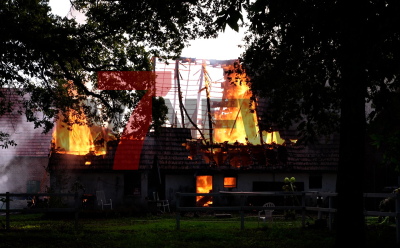 Scheune stürzt ein (ON TAPE) - Wohnhaus durch Feuer und Löschwasser unbewohnbar - 93 Kräfte kämpfen gegen Flammen - Feuerwehr setzt zwei Drehleitern zur Brandbekämpfung ein - Löschwasser wird auch aus hinter dem Haus liegendem Dortmund-Ems-Kanal bezogen: 