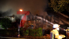 Wohnhaus in Vollbrand - rund 100 Feuerwehrkräfte im Großeinsatz - Binnen fünf Minuten in Vollbrand - Flammen erfassen Wohnhaus und Schuppen - Vollalarm für die Feuerwehr - Wohnhaus kurz nach Eintreffen der Feuerwehr in Vollbrand - Feuerwehr kämpft mit acht Rohren gegen die Flammen - Bevölkerung über NINA gewarnt: 