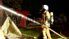 Wohnhaus in Vollbrand - rund 100 Feuerwehrkräfte im Großeinsatz - Binnen fünf Minuten in Vollbrand - Flammen erfassen Wohnhaus und Schuppen - Vollalarm für die Feuerwehr - Wohnhaus kurz nach Eintreffen der Feuerwehr in Vollbrand - Feuerwehr kämpft mit acht Rohren gegen die Flammen - Bevölkerung über NINA gewarnt: 