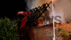 Wohnhaus in Vollbrand - rund 100 Feuerwehrkräfte im Großeinsatz - Binnen fünf Minuten in Vollbrand - Flammen erfassen Wohnhaus und Schuppen - Vollalarm für die Feuerwehr - Wohnhaus kurz nach Eintreffen der Feuerwehr in Vollbrand - Feuerwehr kämpft mit acht Rohren gegen die Flammen - Bevölkerung über NINA gewarnt: 