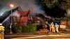 Wohnhaus in Vollbrand - rund 100 Feuerwehrkräfte im Großeinsatz - Binnen fünf Minuten in Vollbrand - Flammen erfassen Wohnhaus und Schuppen - Vollalarm für die Feuerwehr - Wohnhaus kurz nach Eintreffen der Feuerwehr in Vollbrand - Feuerwehr kämpft mit acht Rohren gegen die Flammen - Bevölkerung über NINA gewarnt: 