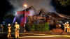 Wohnhaus in Vollbrand - rund 100 Feuerwehrkräfte im Großeinsatz - Binnen fünf Minuten in Vollbrand - Flammen erfassen Wohnhaus und Schuppen - Vollalarm für die Feuerwehr - Wohnhaus kurz nach Eintreffen der Feuerwehr in Vollbrand - Feuerwehr kämpft mit acht Rohren gegen die Flammen - Bevölkerung über NINA gewarnt: 