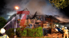 Wohnhaus in Vollbrand - rund 100 Feuerwehrkräfte im Großeinsatz - Binnen fünf Minuten in Vollbrand - Flammen erfassen Wohnhaus und Schuppen - Vollalarm für die Feuerwehr - Wohnhaus kurz nach Eintreffen der Feuerwehr in Vollbrand - Feuerwehr kämpft mit acht Rohren gegen die Flammen - Bevölkerung über NINA gewarnt: 