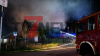 Wohnhaus in Vollbrand - rund 100 Feuerwehrkräfte im Großeinsatz - Binnen fünf Minuten in Vollbrand - Flammen erfassen Wohnhaus und Schuppen - Vollalarm für die Feuerwehr - Wohnhaus kurz nach Eintreffen der Feuerwehr in Vollbrand - Feuerwehr kämpft mit acht Rohren gegen die Flammen - Bevölkerung über NINA gewarnt: 