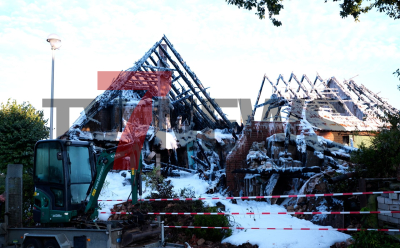 Wohnhaus in Vollbrand - rund 100 Feuerwehrkräfte im Großeinsatz - Binnen fünf Minuten in Vollbrand - Flammen erfassen Wohnhaus und Schuppen - Vollalarm für die Feuerwehr - Wohnhaus kurz nach Eintreffen der Feuerwehr in Vollbrand - Feuerwehr kämpft mit acht Rohren gegen die Flammen - Bevölkerung über NINA gewarnt: 