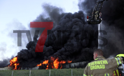 Ein Lager mit Kunststoffabfällen steht in Flammen - Die Feuerwehr kämpft mit über 200 Einsatzkräften gegen die Flammen - Brand noch nicht unter Kontrolle
: 