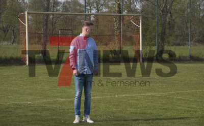 Fußballer geht Schiedsrichter nach dem Spiel wegen Entscheidungen an - Auf Beleidigungen und Drohungen folgen Ängste - Schiedsrichter will nicht mehr alleine auf den Platz - Verein verurteilt Tumulte aufs Schärfste, betreibt aber natürlich auch Ursachenforschung - Vereinsspitze setzt auf Gleichberechtigung und fußballerische Perspektive - Doch die Auswirkungen, die ihn treffen schockieren gleichermaßen - Aufsichtsrätin stellt Frage in den Raum: 