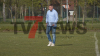 Fußballer geht Schiedsrichter nach dem Spiel wegen Entscheidungen an - Auf Beleidigungen und Drohungen folgen Ängste - Schiedsrichter will nicht mehr alleine auf den Platz - Verein verurteilt Tumulte aufs Schärfste, betreibt aber natürlich auch Ursachenforschung - Vereinsspitze setzt auf Gleichberechtigung und fußballerische Perspektive - Doch die Auswirkungen, die ihn treffen schockieren gleichermaßen - Aufsichtsrätin stellt Frage in den Raum: "Was ist mit den Schiedsrichtern heutzutage los? Wo ist da noch die Neutralität?" - Sportlicher Vorstand sieht Grenze überschritten: "Es geht jetzt in die Richtung, dass Kinder von unseren Vereinen beleidigt werden. Was tragt ihr für Wappen. Da ist glaube ich jetzt gerade so eine Grenze erreicht, wo man sagen muss: Jetzt reicht es auch!": 