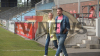 Fußballer geht Schiedsrichter nach dem Spiel wegen Entscheidungen an - Auf Beleidigungen und Drohungen folgen Ängste - Schiedsrichter will nicht mehr alleine auf den Platz - Verein verurteilt Tumulte aufs Schärfste, betreibt aber natürlich auch Ursachenforschung - Vereinsspitze setzt auf Gleichberechtigung und fußballerische Perspektive - Doch die Auswirkungen, die ihn treffen schockieren gleichermaßen - Aufsichtsrätin stellt Frage in den Raum: "Was ist mit den Schiedsrichtern heutzutage los? Wo ist da noch die Neutralität?" - Sportlicher Vorstand sieht Grenze überschritten: "Es geht jetzt in die Richtung, dass Kinder von unseren Vereinen beleidigt werden. Was tragt ihr für Wappen. Da ist glaube ich jetzt gerade so eine Grenze erreicht, wo man sagen muss: Jetzt reicht es auch!": 