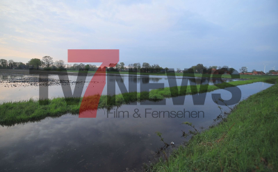 Wassermassen überschwemmen Felder - Wassergräben laufen voll - Straßen überspiel: 