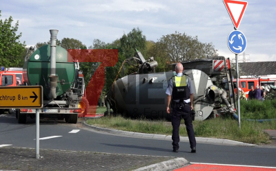 Güllefass kommt Abseits des Kreisverkehrs zum Liegen - Inhalt läuft in Wiese, auf Straße, in nahen Fluss und zum Gulli - Feuerwehr dichtet Gulli ab - Radlader stellt Güllefass wieder auf - Feuerwehr reinigt Straße mit Wasser - Unfallursache unklar: 
