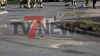 Güllefass kommt Abseits des Kreisverkehrs zum Liegen - Inhalt läuft in Wiese, auf Straße, in nahen Fluss und zum Gulli - Feuerwehr dichtet Gulli ab - Radlader stellt Güllefass wieder auf - Feuerwehr reinigt Straße mit Wasser - Unfallursache unklar: 
