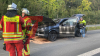 Drei Personen leicht verletzt - Unfallverursacher trägt keine Verletzungen davon - Porsche fährt auf Audi auf und schiebt diesen auf Opel, der sich im Anschluss überschlägt - Keine Personen eingeklemmt - Ein Fahrzeug mit Hybridantrieb - "Der Elektroanteil der Fahrzeuge wird immer größer und damit auch die Herausforderung für die Feuerwehr" - Einsatzleiter appelliert an die Autofahrer, dass sie immer eine breite Rettungsgasse bilden: 