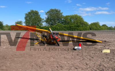 Eine Person schwer, eine Person leicht verletzt - Ersthelfer sofort zur Stelle - Großaufgebot an Einsatzkräften vor Ort - Absturz glücklicherweise auf Acker und nicht über Flugplatzfest - Auslaufendes Kerosin durch Feuerwehr mit Abdichten schnell gestoppt - 