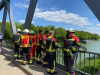 Beide Besatzungsmitglieder können sich an Land retten - Beide Personen gelten als leicht verletzt - Großaufgebot an Rettungskräften im Einsatz - Ölteppich verteilt sich auf Kanal - Schifffahrtsstaße komplett gesperrt - Taucher im Einsatz - Bergung bereits angelaufen: 