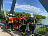 Beide Besatzungsmitglieder können sich an Land retten - Beide Personen gelten als leicht verletzt - Großaufgebot an Rettungskräften im Einsatz - Ölteppich verteilt sich auf Kanal - Schifffahrtsstaße komplett gesperrt - Taucher im Einsatz - Bergung bereits angelaufen: 