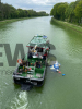 Beide Besatzungsmitglieder können sich an Land retten - Beide Personen gelten als leicht verletzt - Großaufgebot an Rettungskräften im Einsatz - Ölteppich verteilt sich auf Kanal - Schifffahrtsstaße komplett gesperrt - Taucher im Einsatz - Bergung bereits angelaufen: 
