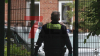 16-jähriger Schüler durch 17-jährigen Schüler niedergestochen und schwer verletzt - Ermittlungen zu den Hintergründen laufen - Polizei befindet sich auf Schulgelände - Spurensicherung bei der Arbeit - Kriseninterventionsteam betreut Lehrer und Schüler - Unterricht abgebrochen - 17-Jähriger vorläufig festgenommen: 
