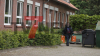 16-jähriger Schüler durch 17-jährigen Schüler niedergestochen und schwer verletzt - Ermittlungen zu den Hintergründen laufen - Polizei befindet sich auf Schulgelände - Spurensicherung bei der Arbeit - Kriseninterventionsteam betreut Lehrer und Schüler - Unterricht abgebrochen - 17-Jähriger vorläufig festgenommen: 
