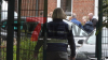 16-jähriger Schüler durch 17-jährigen Schüler niedergestochen und schwer verletzt - Ermittlungen zu den Hintergründen laufen - Polizei befindet sich auf Schulgelände - Spurensicherung bei der Arbeit - Kriseninterventionsteam betreut Lehrer und Schüler - Unterricht abgebrochen - 17-Jähriger vorläufig festgenommen: 