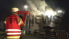 Erst brennt ein Schuppen dann greift das Feuer auf das Haus der Nachbarn über —  Zweifamilienhaus komplett zerstört — als die Feuerwehr eintrifft steht der Dachstuhl des Hauses im Vollbrand —  Feuerwehr mit Drehleitern im Einsatz — Bewohner sind nun obdachlos : Bewohner konnten sich rechtzeitig in Sicherheit bringen 
