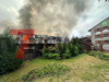 Kinderspielparadies Karls Erlebnishof war zum Zeitpunkt des Brandes voll besucht und musste evakuiert werden - Feuerwehr spricht von 9 verletzten Personen: Ein Feuerwehrmann wurde verletzt (On Tape)