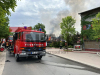 Kinderspielparadies Karls Erlebnishof war zum Zeitpunkt des Brandes voll besucht und musste evakuiert werden - Feuerwehr spricht von 9 verletzten Personen: Ein Feuerwehrmann wurde verletzt (On Tape)