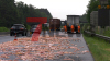 Lkw verliert Ladung: Schlachtabfälle auf der A33 - Sperrung zwischen Bielefeld und Schloß Holte-Stukenbrock - mehr als eine Tonne Schlachtabfälle vom Schwein auf rechter Fahrspur verteilt - vermutlich durch eine defekte Ladeklappe ausgelöst: Fahrbahn muss aufwendig gereinigt werden