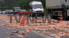 Lkw verliert Ladung: Schlachtabfälle auf der A33 - Sperrung zwischen Bielefeld und Schloß Holte-Stukenbrock - mehr als eine Tonne Schlachtabfälle vom Schwein auf rechter Fahrspur verteilt - vermutlich durch eine defekte Ladeklappe ausgelöst: Fahrbahn muss aufwendig gereinigt werden