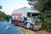 Lkw und Linien Bus krachen an Ampelkreuzung zusammen - 52-jähriger Busfahrer stirbt noch am Unfallort - ein Fahrgast und der Lkw Fahrer kommen verletzt ins Krankenhaus : 
