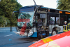 Lkw und Linien Bus krachen an Ampelkreuzung zusammen - 52-jähriger Busfahrer stirbt noch am Unfallort - ein Fahrgast und der Lkw Fahrer kommen verletzt ins Krankenhaus : 