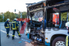 Lkw und Linien Bus krachen an Ampelkreuzung zusammen - 52-jähriger Busfahrer stirbt noch am Unfallort - ein Fahrgast und der Lkw Fahrer kommen verletzt ins Krankenhaus : 