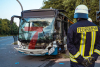 Lkw und Linien Bus krachen an Ampelkreuzung zusammen - 52-jähriger Busfahrer stirbt noch am Unfallort - ein Fahrgast und der Lkw Fahrer kommen verletzt ins Krankenhaus : 